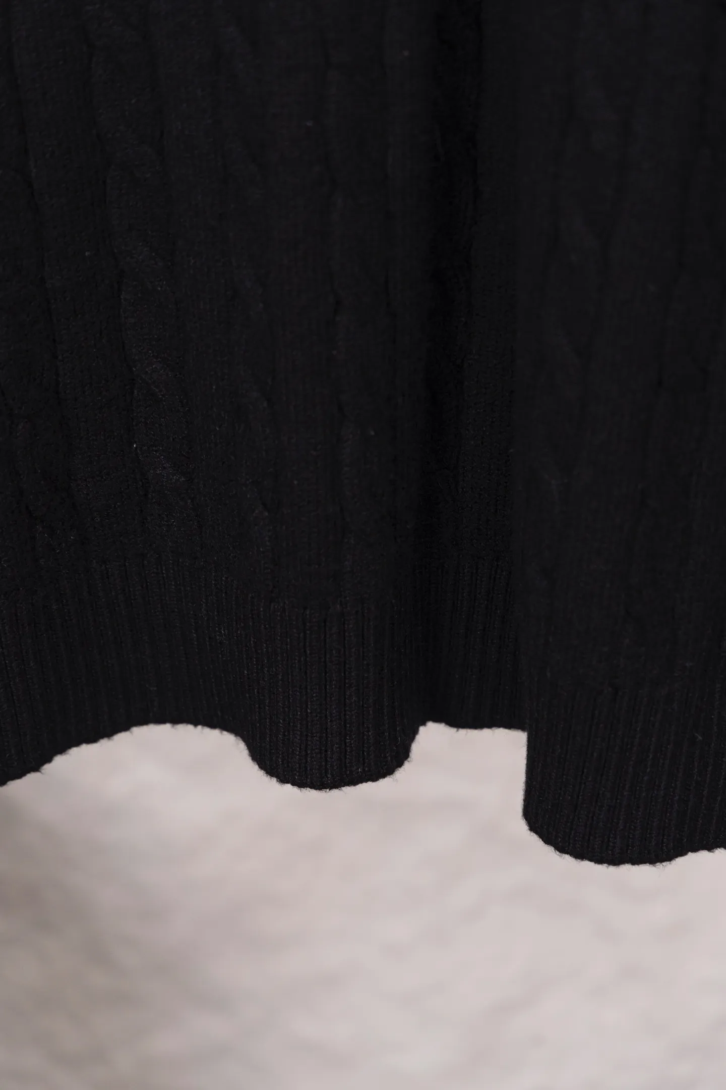 P230 Style No./F187 Rah Lauren classic pony embroidered stand-up collar knitted sweater. Made of 400 cotton gauze fabric with clear lines. The original customized lines are smooth and delicate. Better hand feel. Not easy to deform. Not easy to shrink. Not easy to fade. Maintain long-lasting beauty. Color Gray Black Size S-XL